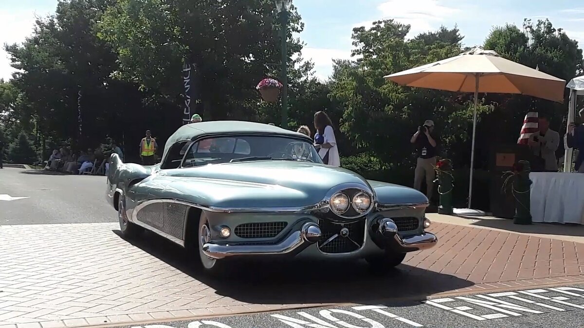 Le Sabre 1951 с включенными фарами и поднятым верхом