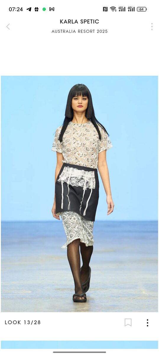 Название бренда и сезона на верху скрина. 