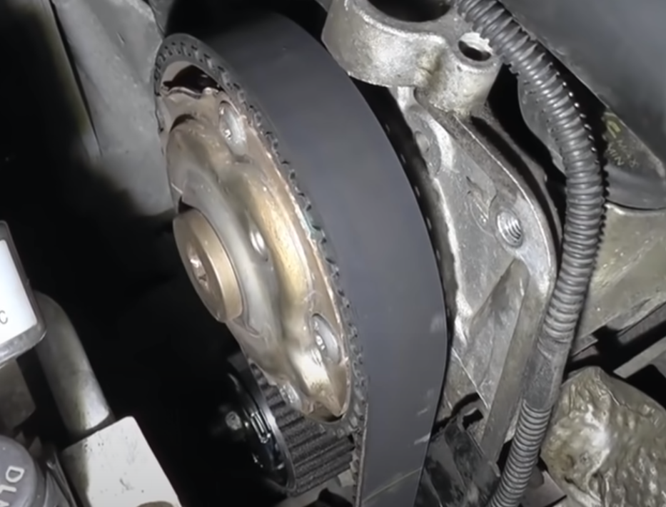 Визульаный осмотр - лучший способ оценить состояние ремня ГРМ