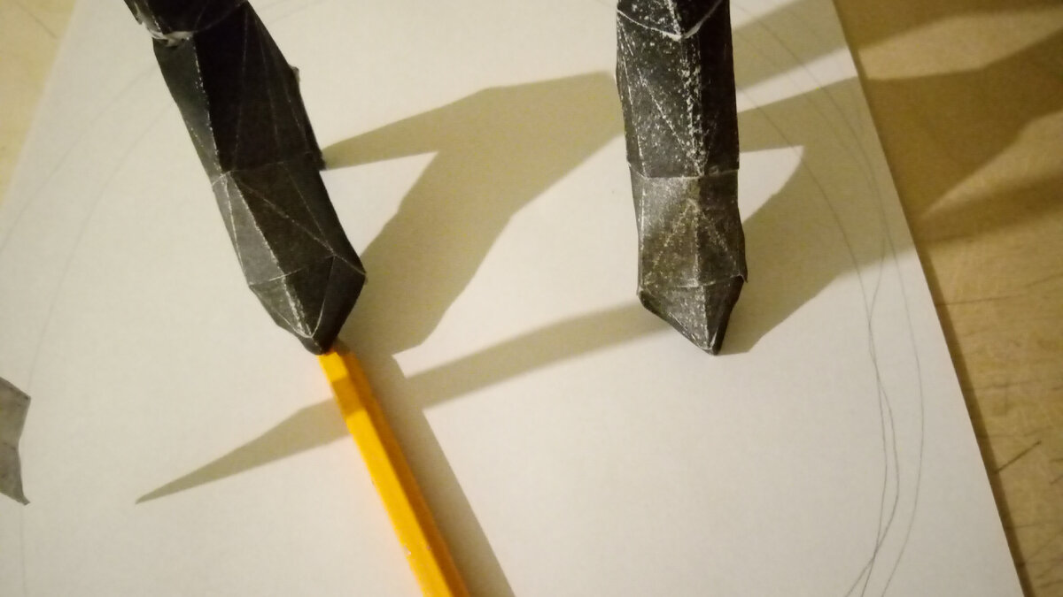 Подставка из бумаги для модели 2b из NieR Automata. Фото май 2024