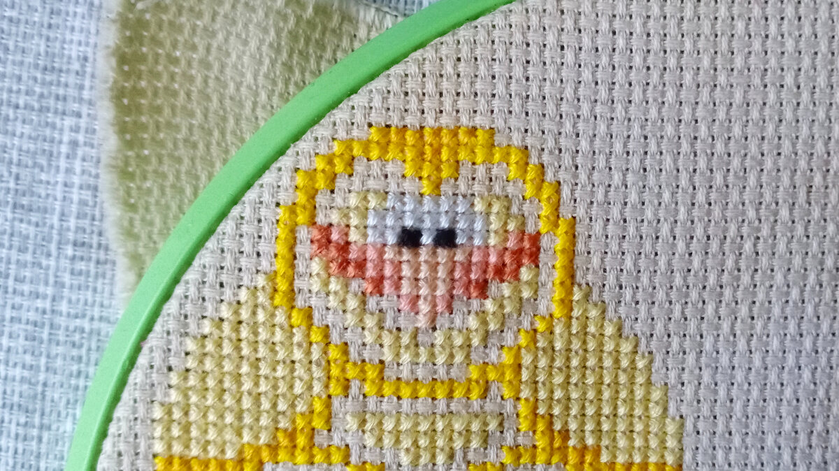 Лицевая сторона с полностью вышитыми глазами