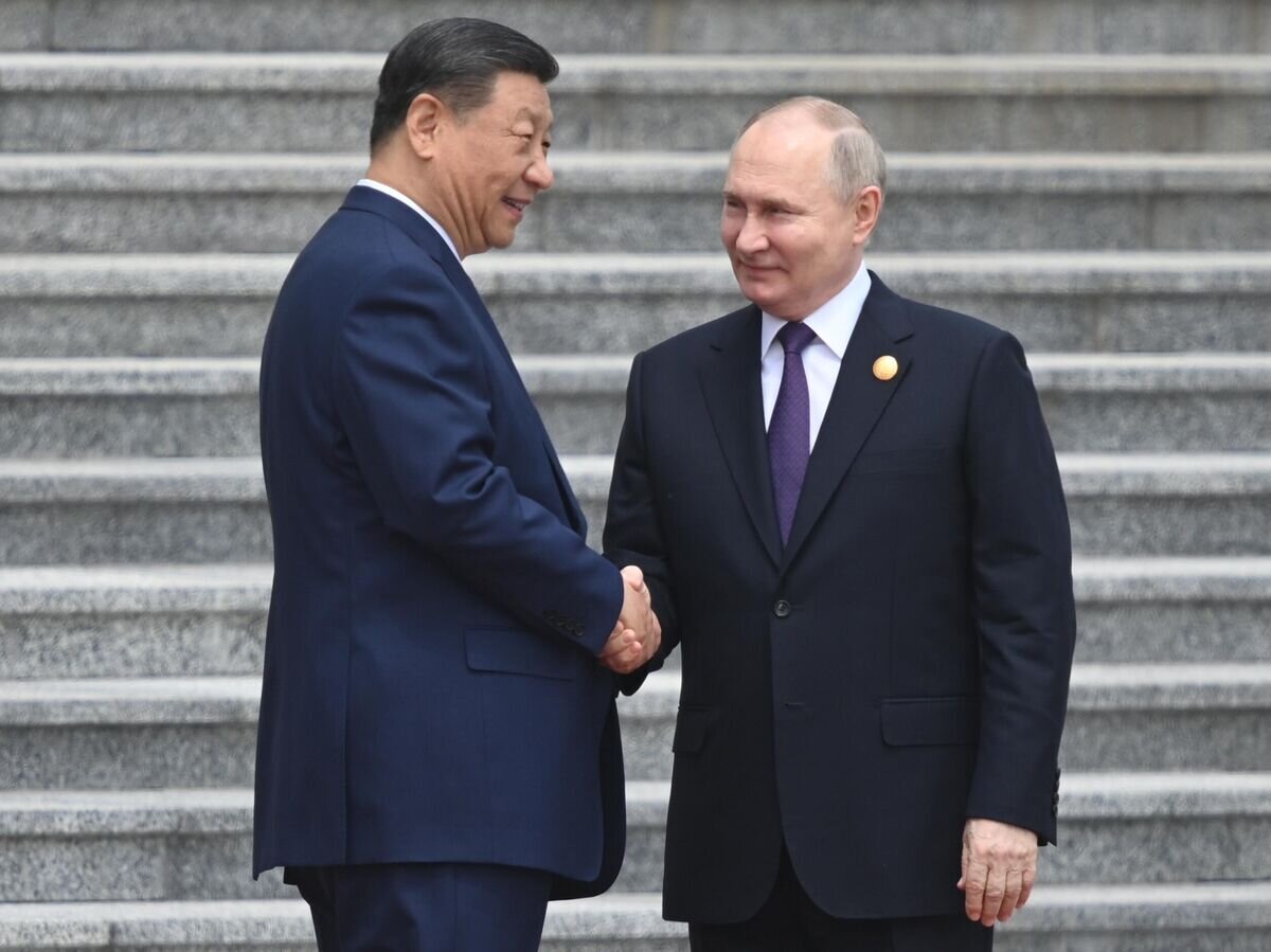    Президент России Владимир Путин и председатель КНР Си Цзиньпин во время церемонии официальной встречи у Дома народных собраний на площади Тяньаньмэнь в Пекине© РИА Новости / Сергей Бобылев