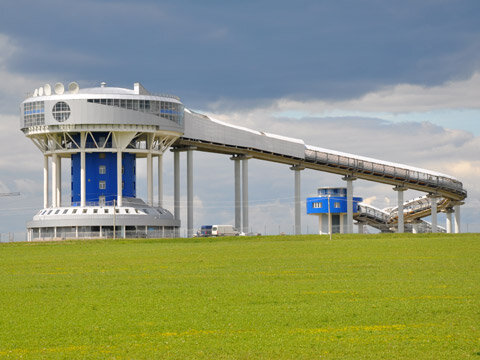 Это санно-бобслейный комплекс Парамоново (в 40км от Москвы, в Дмитровском районе), был открыт в 2008 году. 