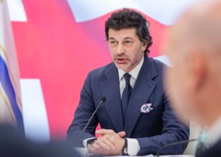    Евродипломаты приняли участие в грузинском майдане. Каха Каладзе призвал не тянуть Грузию в украинскую пропасть