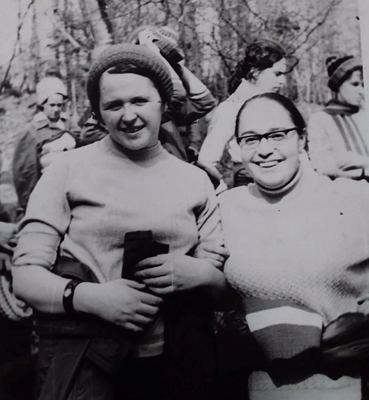 Мама, Комендантова (Сегалова) Людмила Вениаминовна с одногруппницей в студенческие годы
