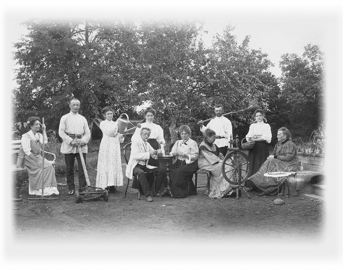 Семейство предводителя Уфимского дворянства штаб-ротмистра Виктора Яковлевича Стобеуса у себя в поместье. Конец XX века.  