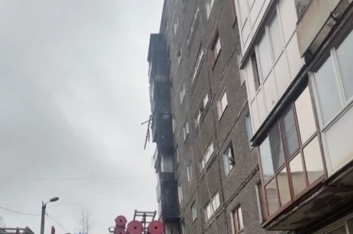    Ночью в Мурманске четыре балкона сгорели в доме на улице Аскольдовцев