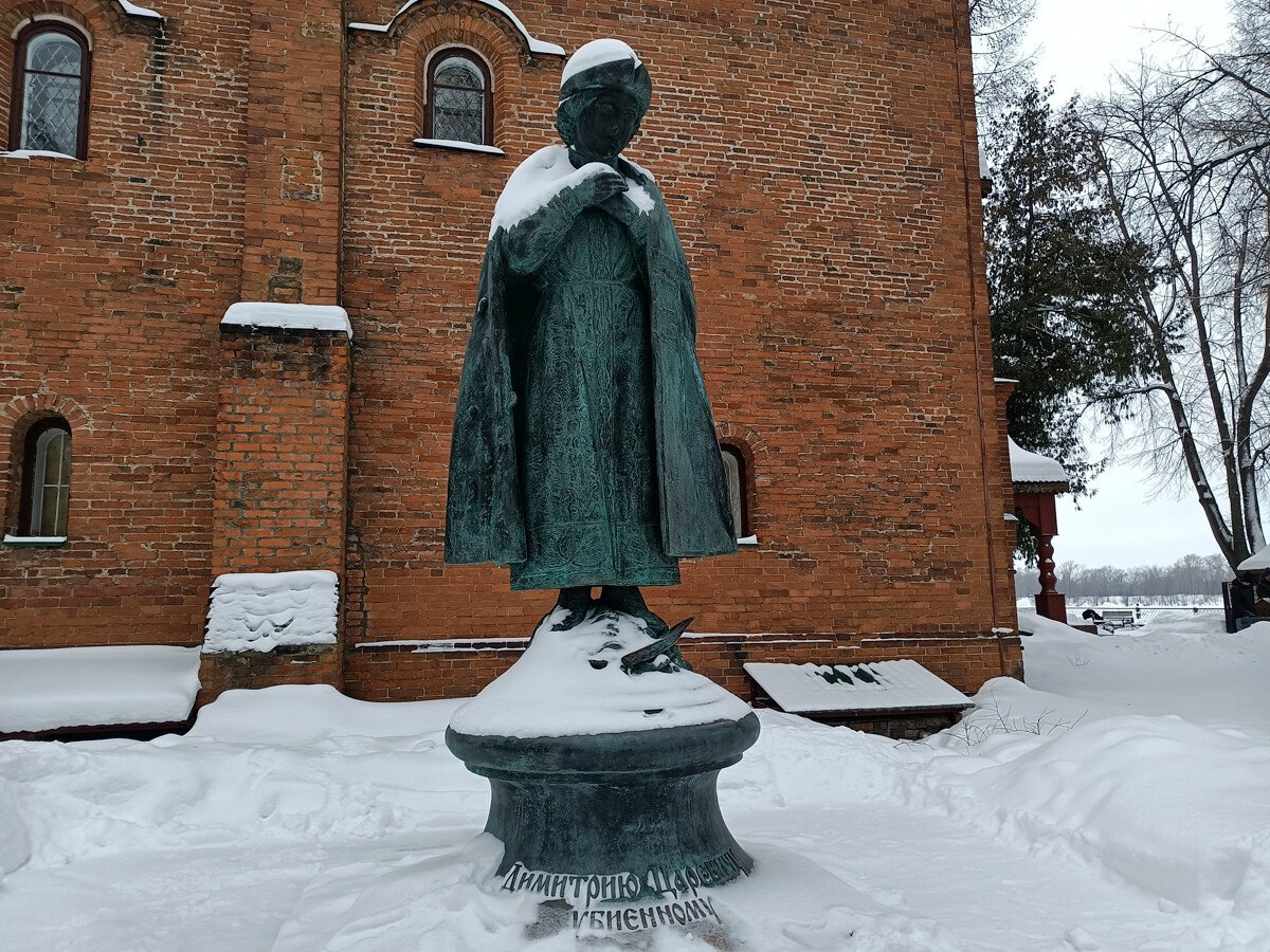 В Угличском кремле установлен памятник царевичу Димитрию, сыну Ивана Грозного, убитому здесь при загадочных обстоятельствах