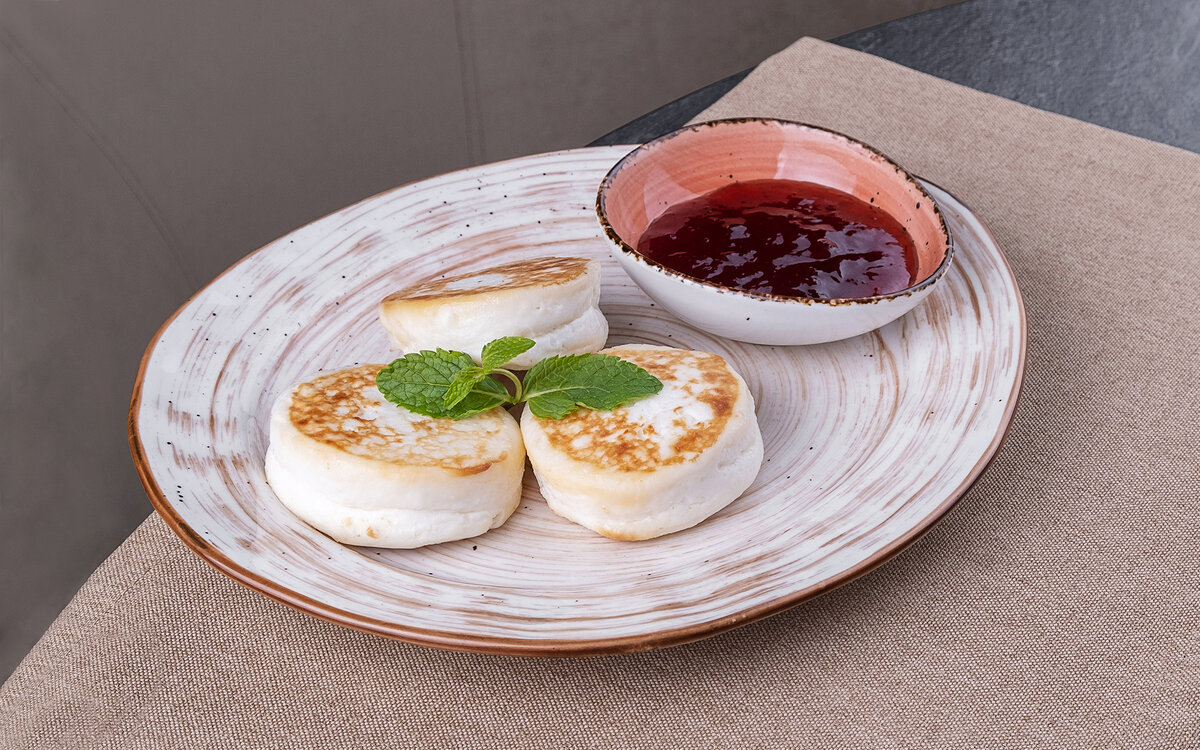 Завтраки весь день в Wind Rose Hotel & SPA. Сырники c сметаной/медом/джемом/сгущенным молоком на выбор.