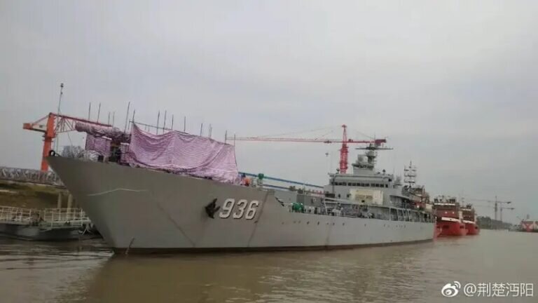  Рельсовая артиллерийская установка под чехлом. Фото Navyrecognition.com