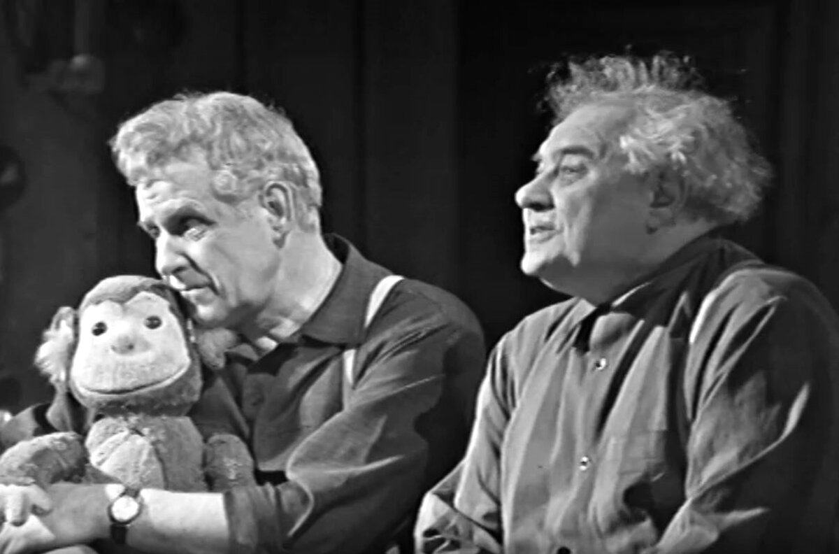 Кадр из телевизионной записи спектакля "Сказки старого Арбата" (1973)