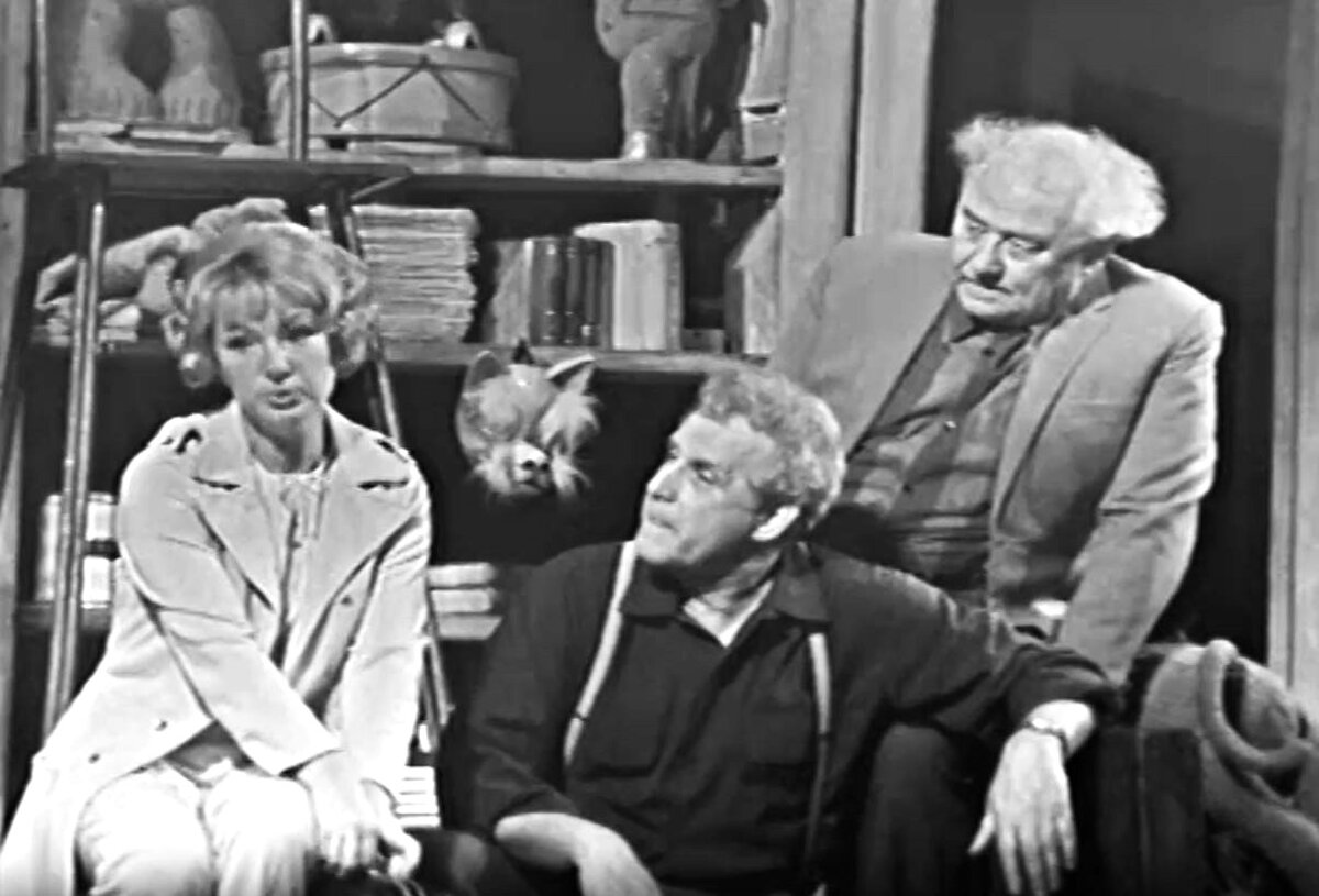 Кадр из телевизионной записи спектакля "Сказки старого Арбата" (1973)