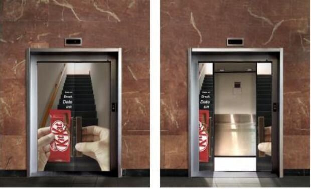 Эта наружная реклама KitKat эффективно использует визуальную иллюзию, превращая двери лифта в образ вафельного батончика, тем самым привлекая внимание и вызывая у зрителя желание перекусить. 