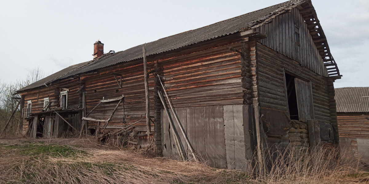 Большой старый дом на урочище Якунино.