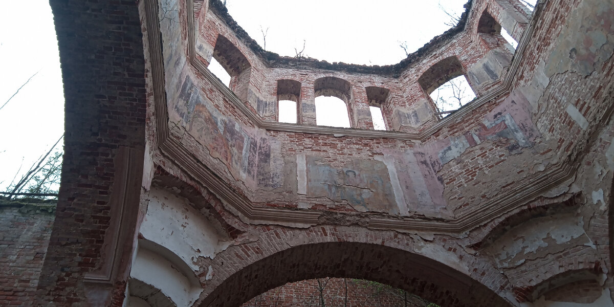 Грандиозные руины храмов на урочище Троица-Мироханово в Чухломском районе Костромской области.