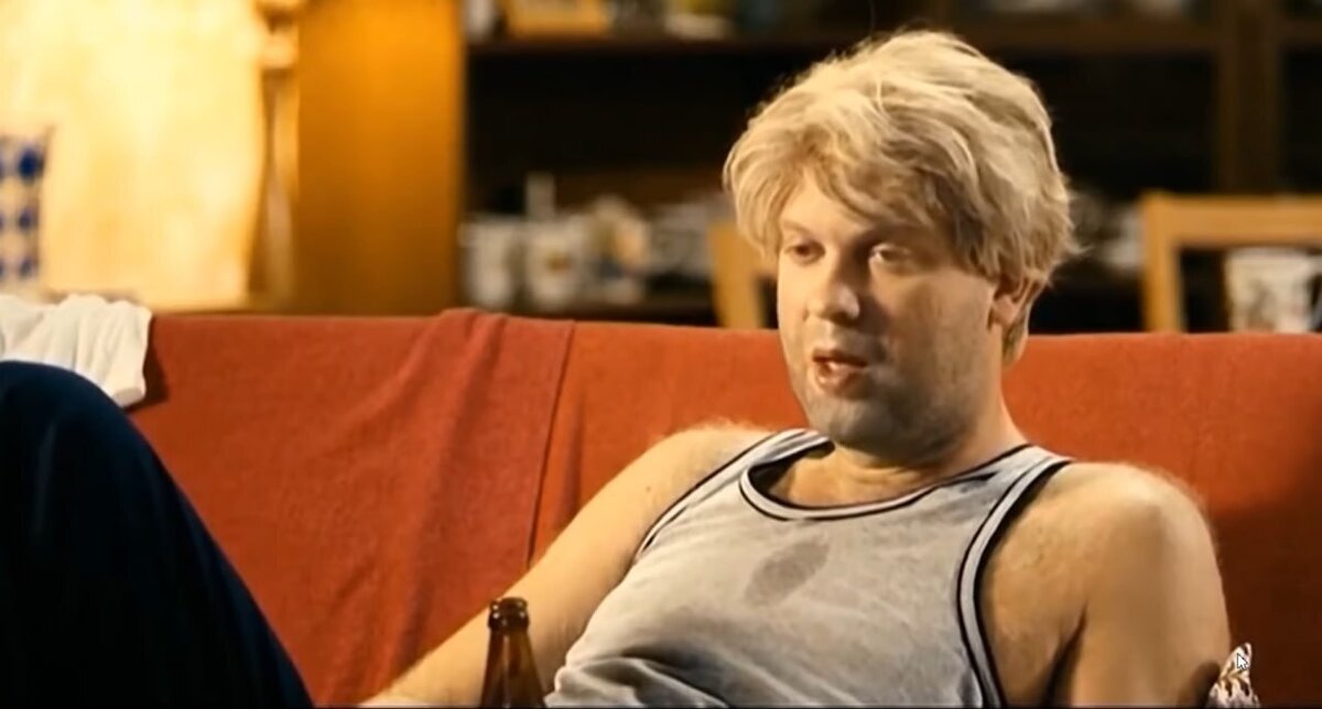    Сергей Светлаков в образе Сергея Белякова   
PrtScr видео из скетч-шоу Наша Russia