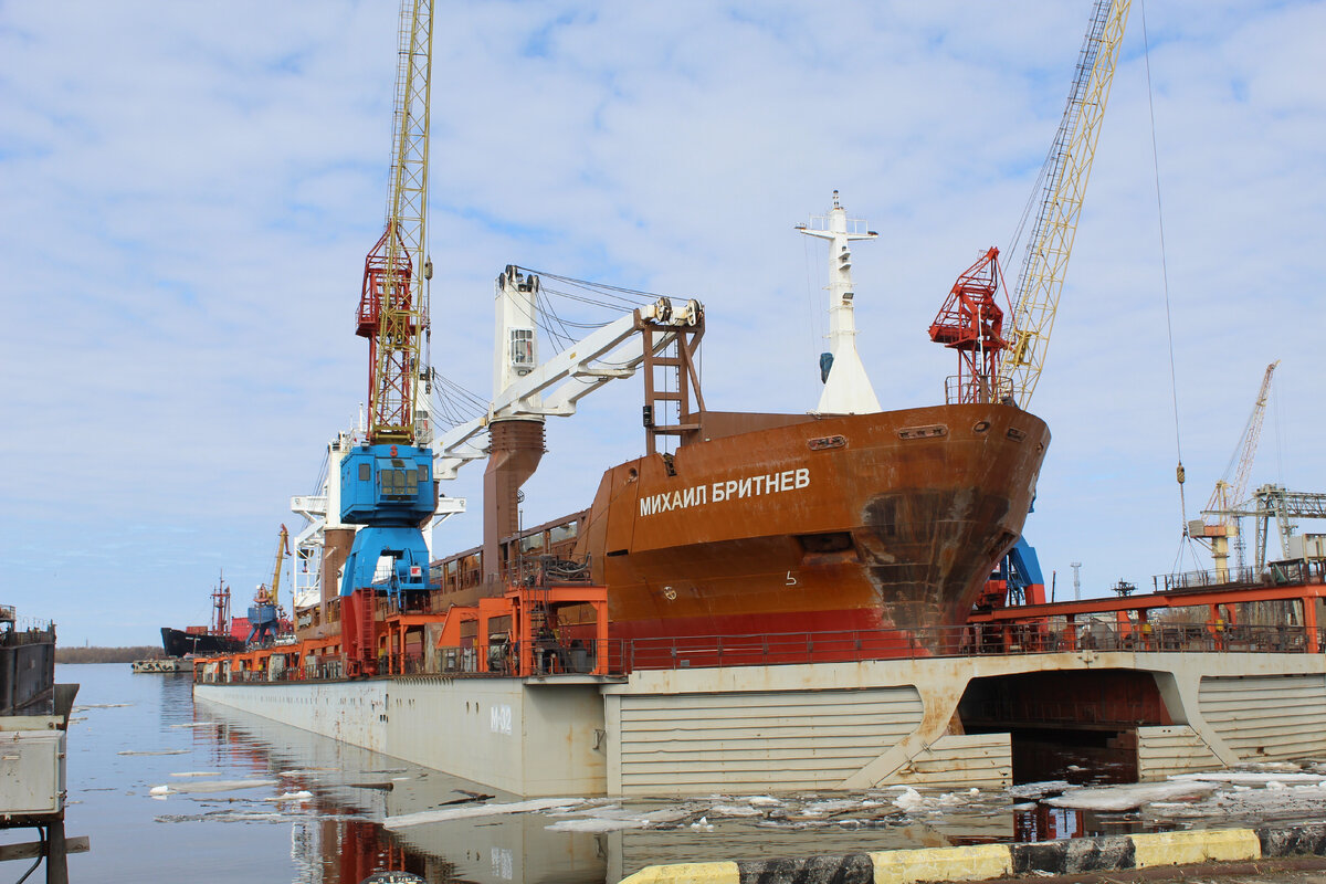 Место "Териберки" в плавдоке занял сухогруз того же проекта "Михаил Бритнев"
