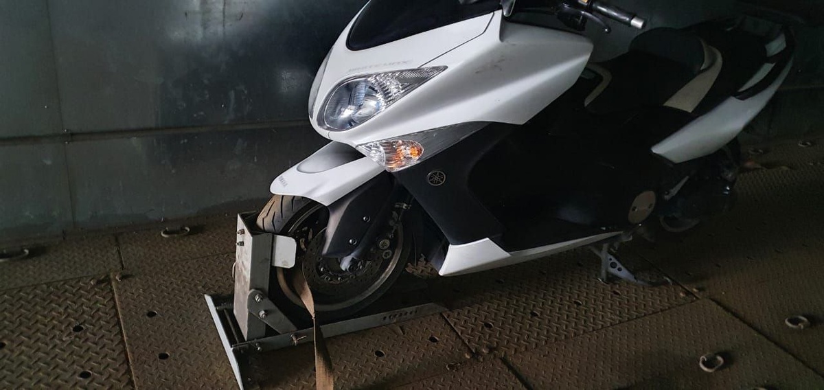 Вот наш максискутер Yamaha T-MAX грустит без хозяина во тьме грузового вагона. Листайте вправо.