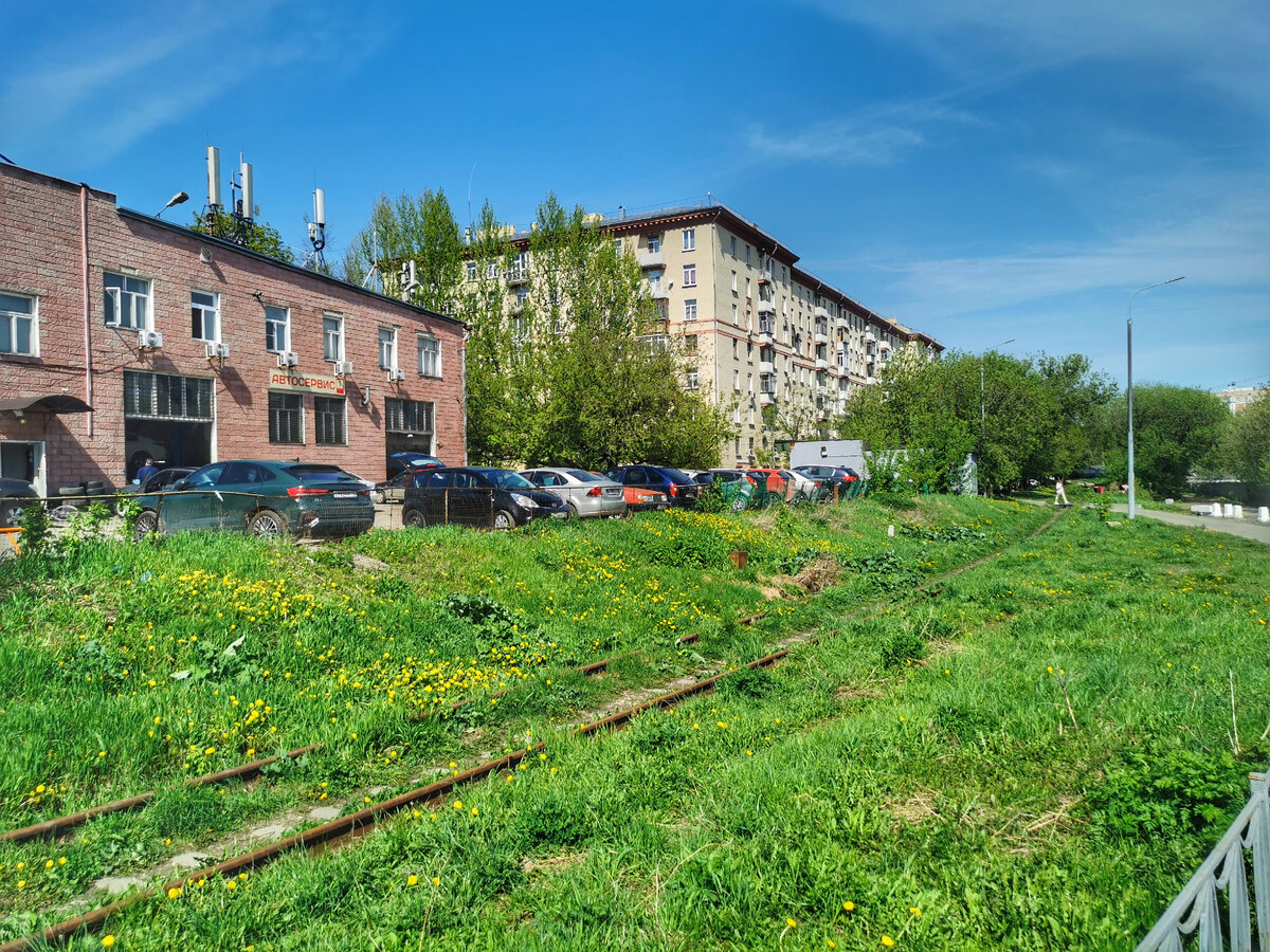 Начинаем сегодняшний сюжет с травки, в которой спряталась железная дорога. Это - Курчатовская железнодорожная ветка вблизи МЦК Зорге. Слева идёт улица Берзарина.