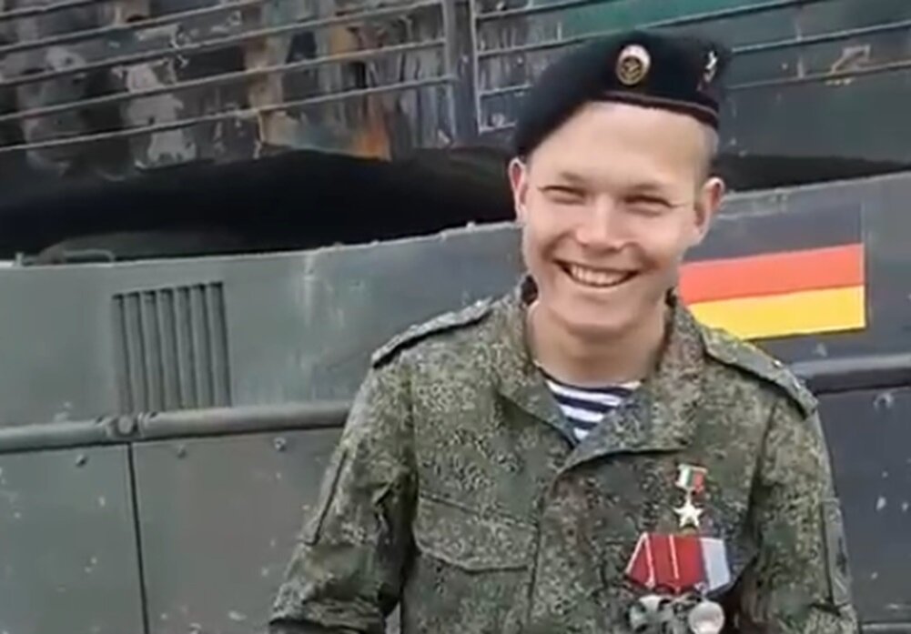 "Писарем был", - говорит. А потом в столовую перевели... 