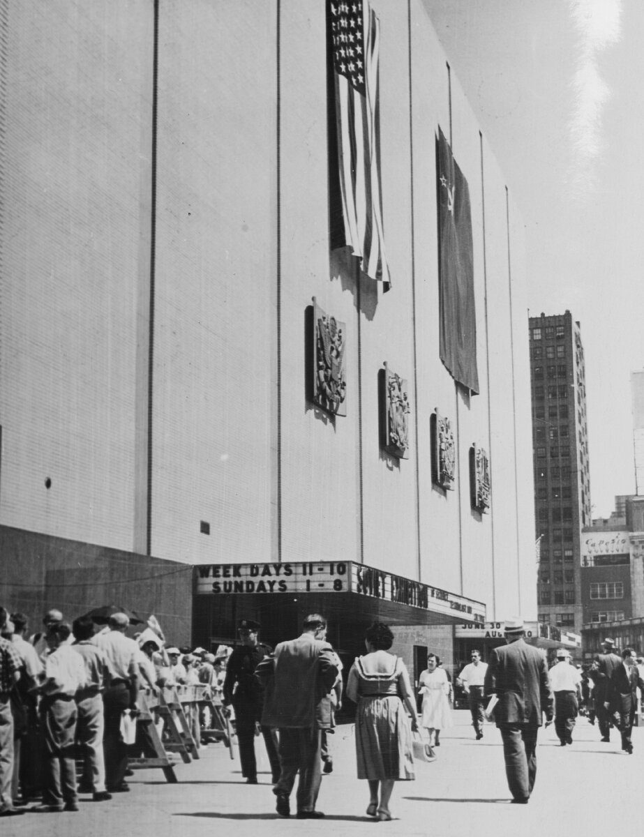 Здание выставочного зала «Колизей». Фотография. 1959 год. Из альбома «Советская выставка в г. Нью-Йорке (США)». 