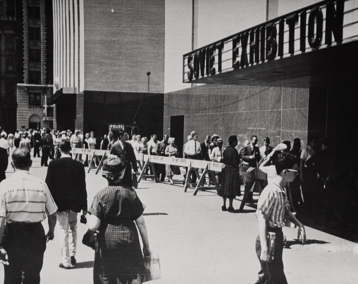 У входа на выставку. Фотография. 1959 год. Из альбома «Советская выставка в г. Нью-Йорке (США)».