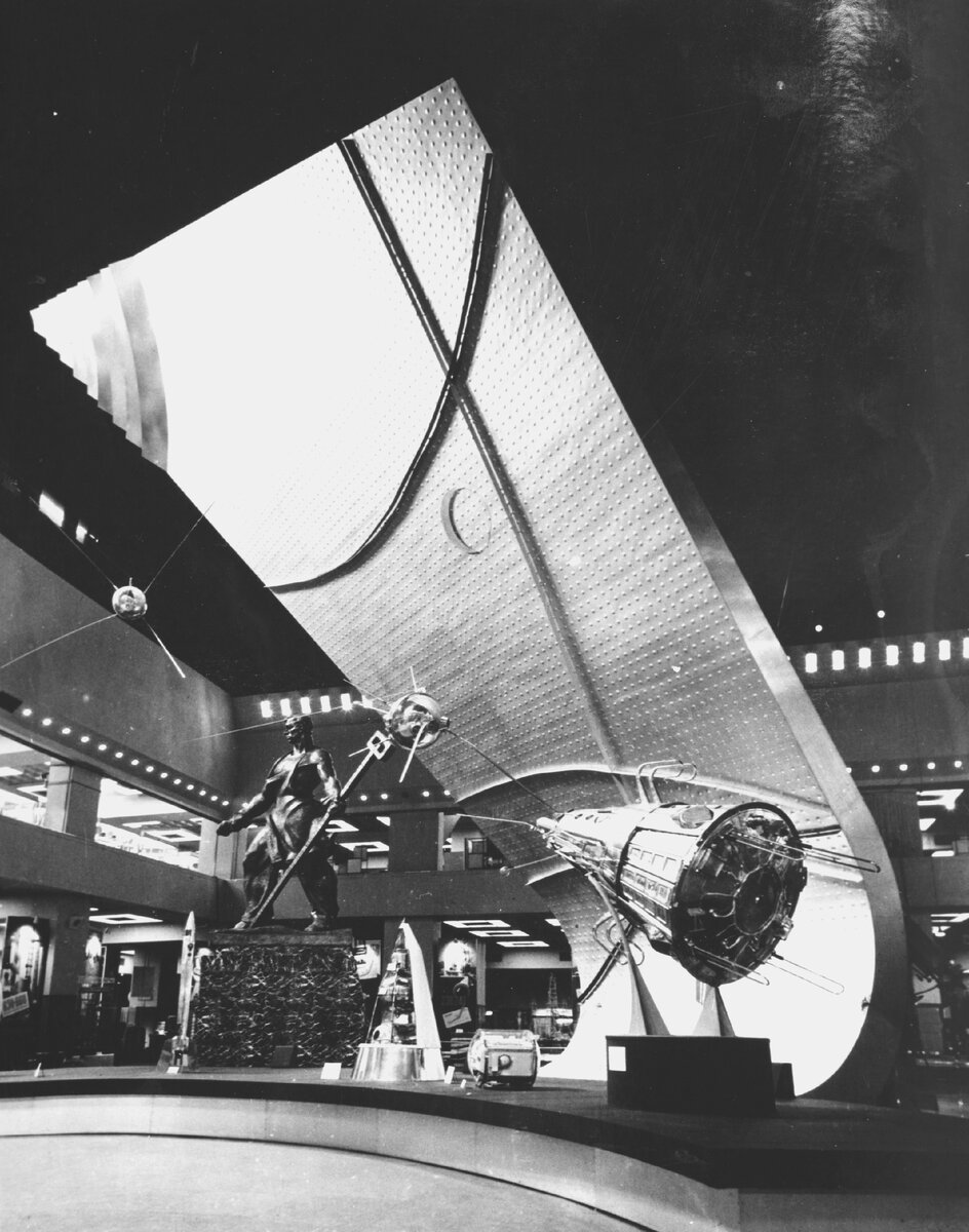 Экспозиция раздела «Освоение космоса». Фотография. 1959 год. Из альбома «Советская выставка в г. Нью-Йорке (США)».