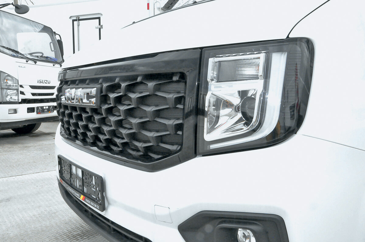 На мир JMC Fushun, он же Ford Transit, смотрит простыми галогенными фарами.