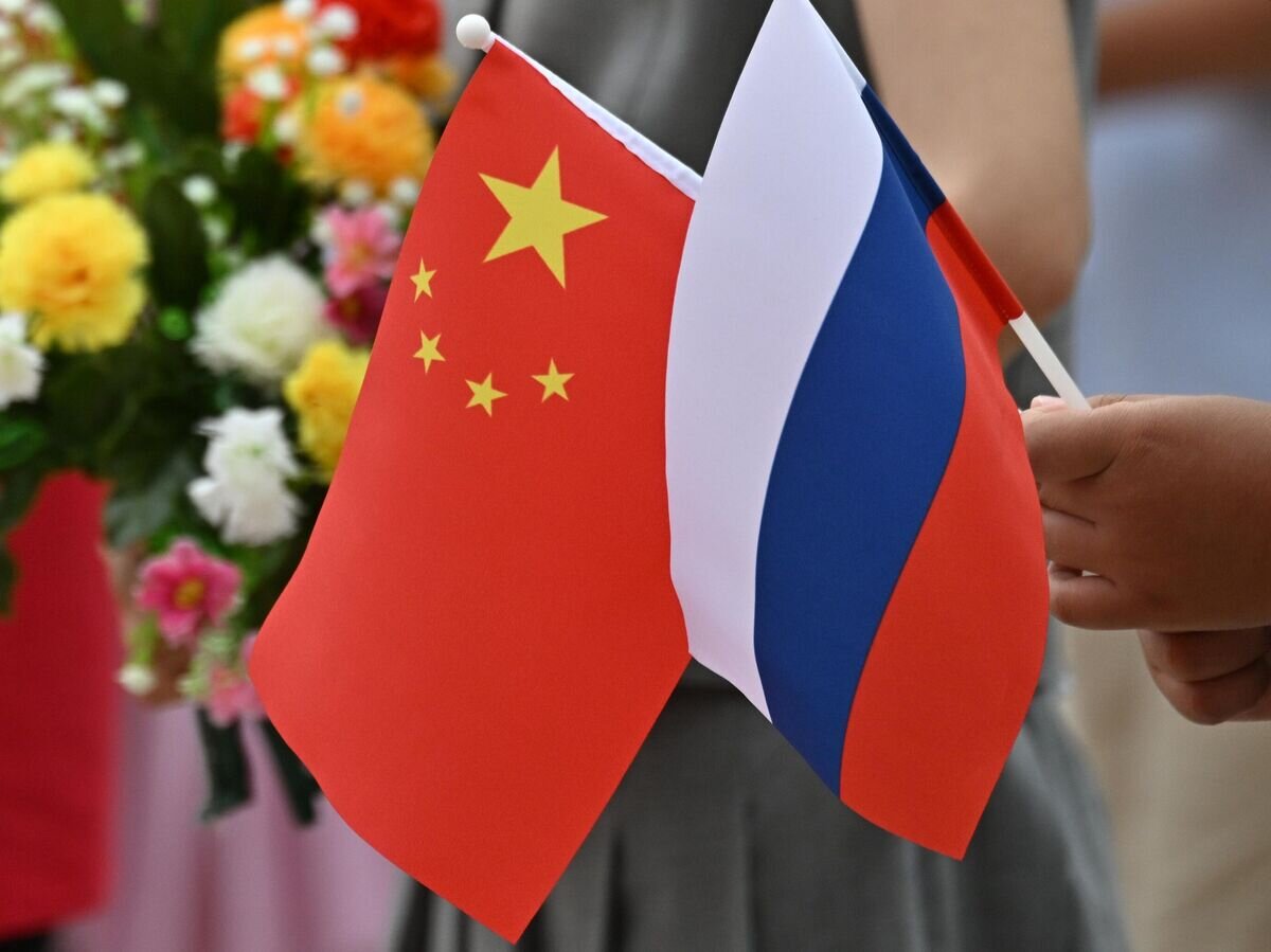    Флаги Росиии и Китая перед церемонией официальной встречи президента России Владимира Путина и председателя КНР Си Цзиньпина в Пекине© РИА Новости / Сергей Бобылев