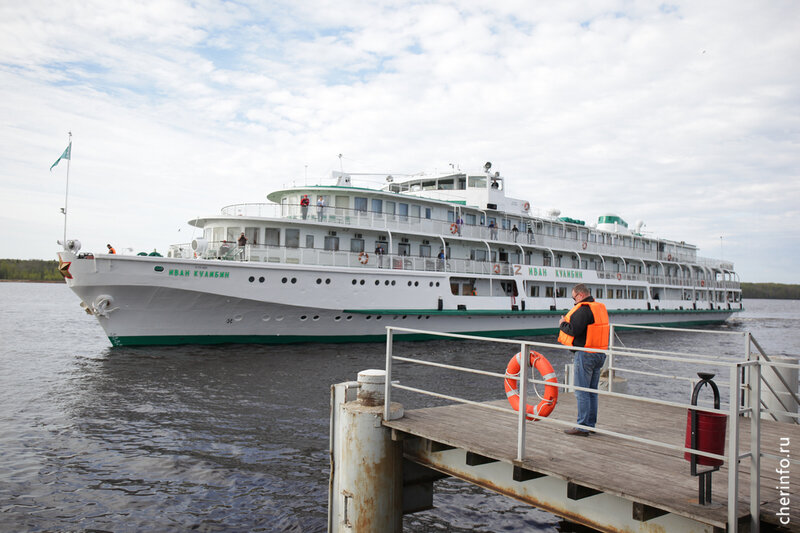    Участники фестиваля передвигаются на трехпалубном теплоходе "Иван Кулибин"