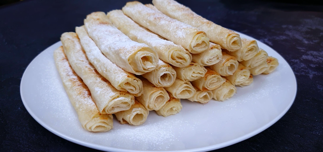 Такой десерт я очень часто готовлю и даже тесто не замешиваю: просто заворачиваю начинку с творогом в лаваш и обжариваю