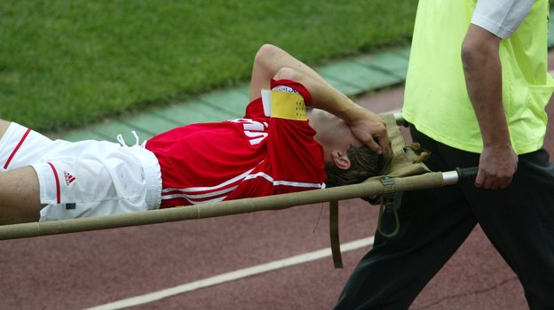 2002 год. Москва. «Спартак» — «Динамо» — 1:0. Дмитрия Парфенова уносят на носилках после жуткой травмы. Фото Александр Федоров, «СЭ»