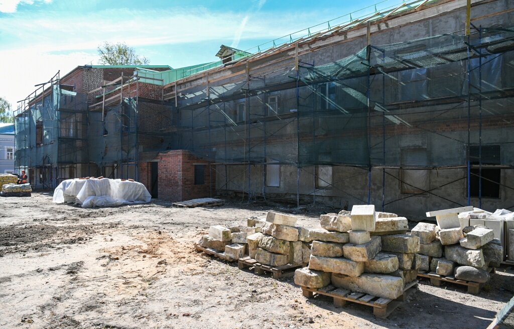 В центре Твери на набережной Афанасия Никитина реконструируется старинный дом