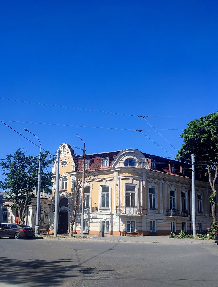 Дом почетного гражданина Н. А. Тер-Арутюнова, ул. Фрунзе,16. Зданием в разные годы владели влиятельные люди, проживавшие в городе. Также в стенах здания размещались различные заведения, прокуратура, редакция газеты, полицейский участок.