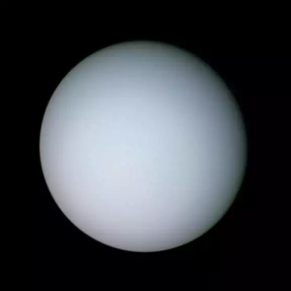 Изображения этой цветовой композиции Урана были получены «Вояджером-2» с помощью оранжевого, зеленого и синего фильтров 14 января 1986 года на расстоянии 12,6 миллионов километров. Цвет был настроен так, чтобы приблизиться к тому, что видит человеческий глаз, хотя человеческий глаз чувствителен к более длинным длинам волн света, чем камеры «Вояджера».