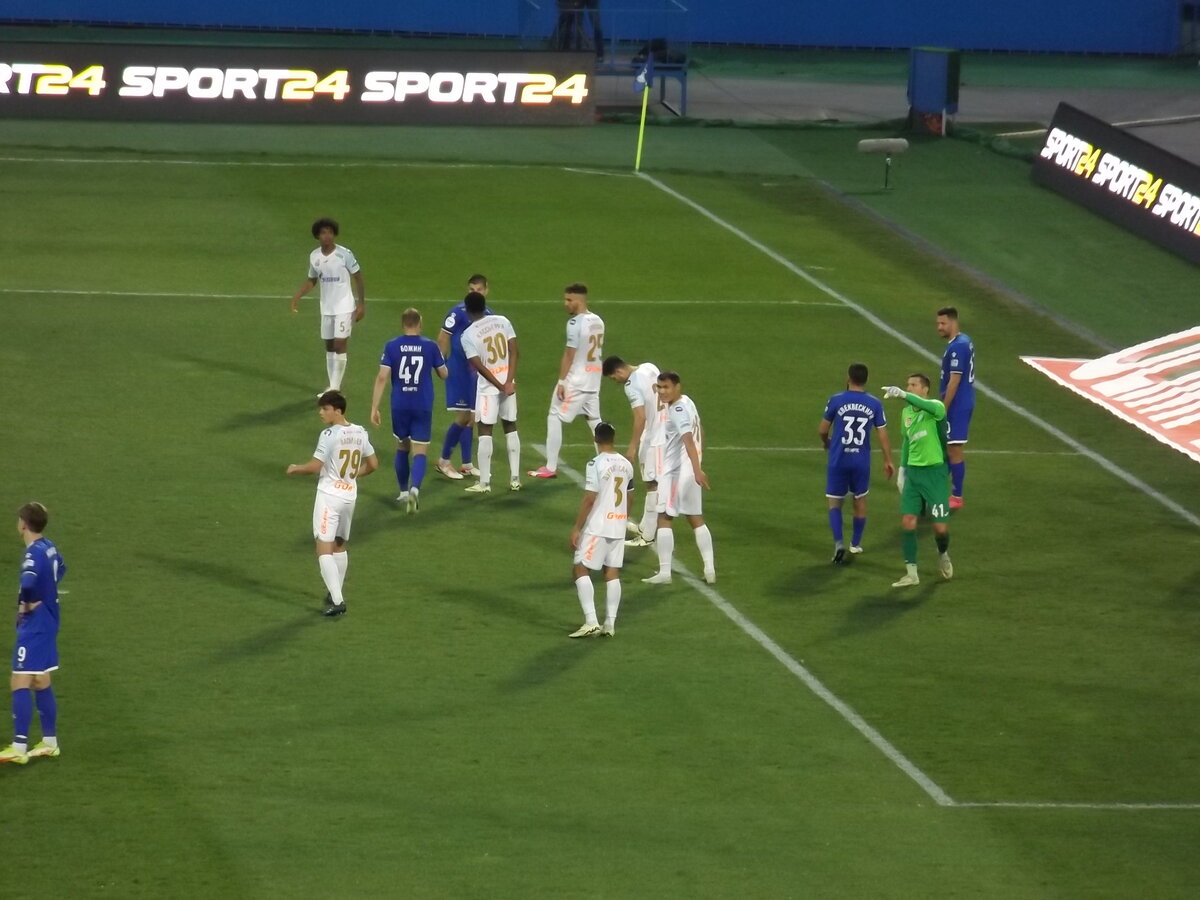 Момент игры "Факел" - "Зенит" 6 мая 2024 год