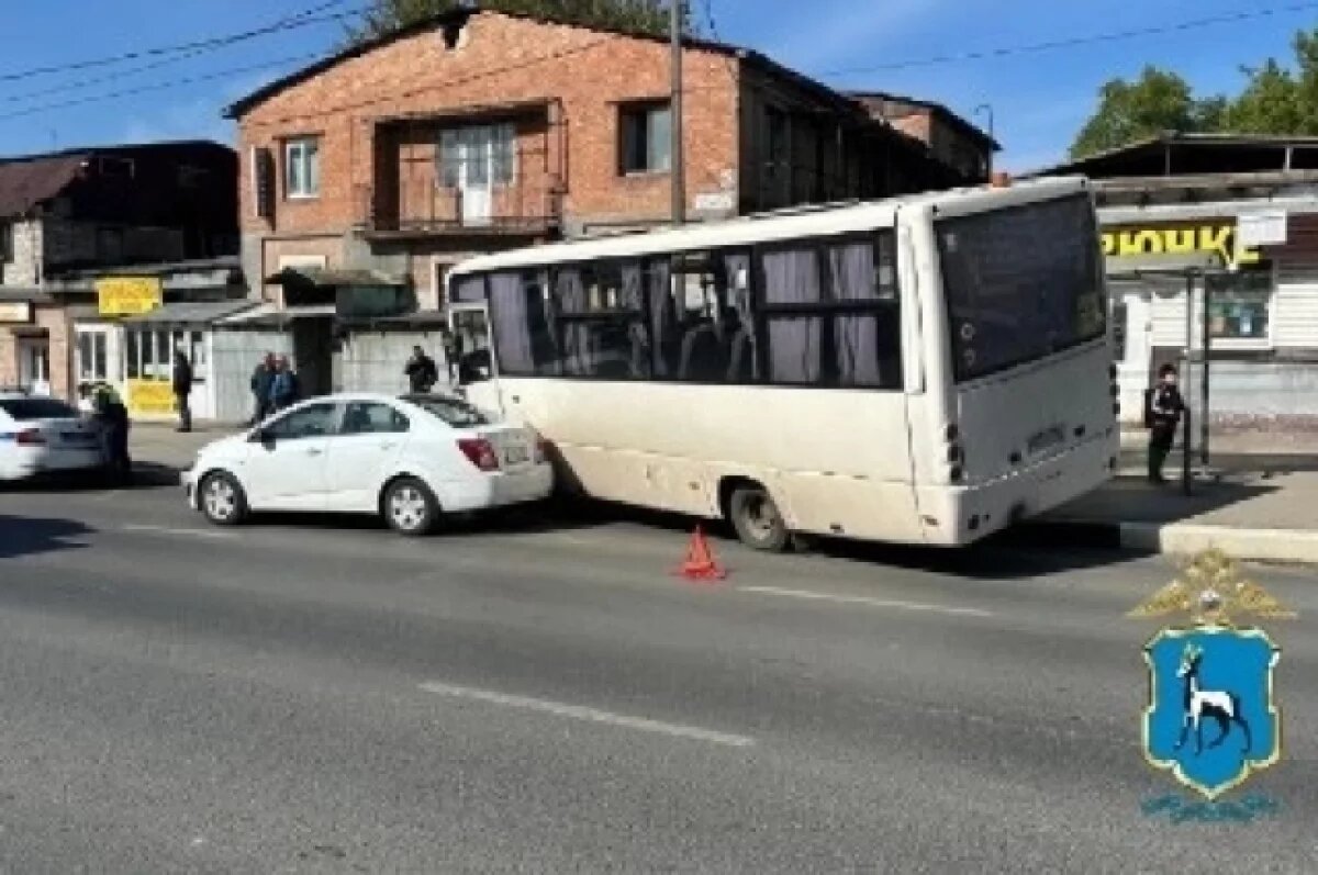    В Самаре на остановке автобус сбил 42-летнего мужчину