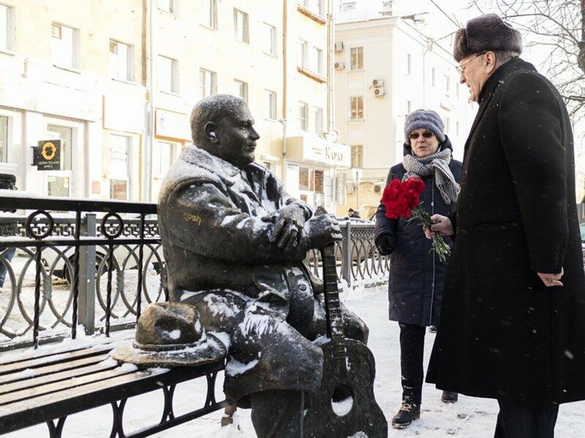    Памятник певцу Михаилу Кругу в Твери© Фото : ЛДПР