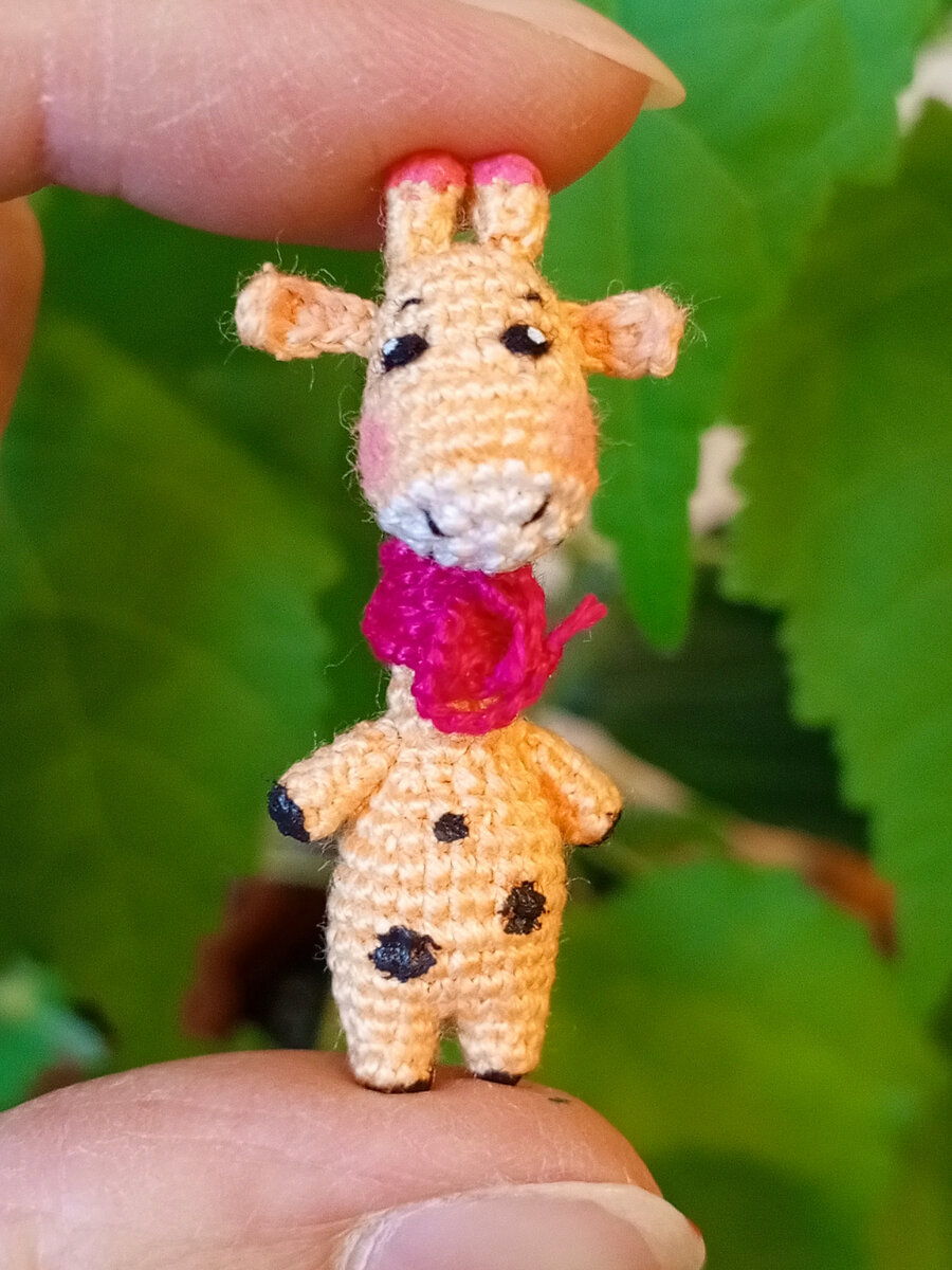 Этот малыш связан из мулине. Рост всего 4 см. 