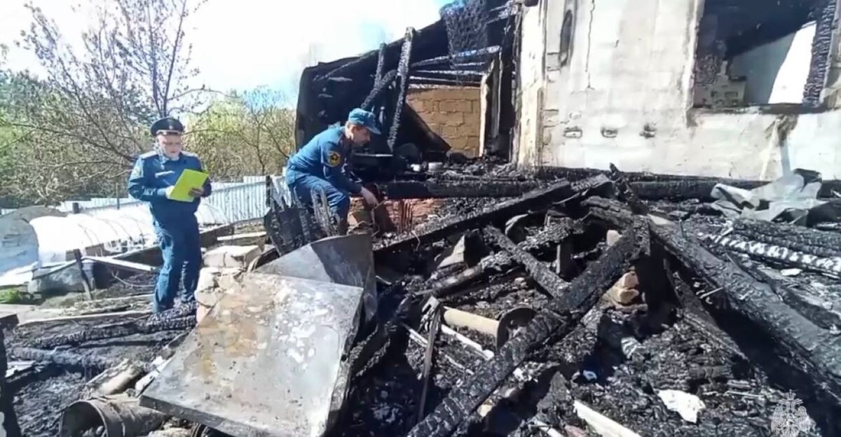 На месте работают специалисты испытательной пожарной лаборатории.  Фото: Фото: скриншот видео пресс-службы ГУ МЧС по Челябинской области