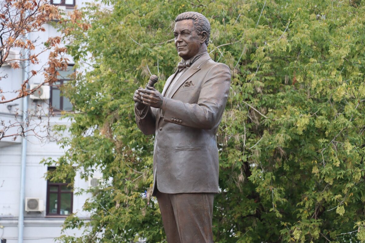 Фото сайт Сайт flectone.ru. Памятник Иосифу Кобзону.