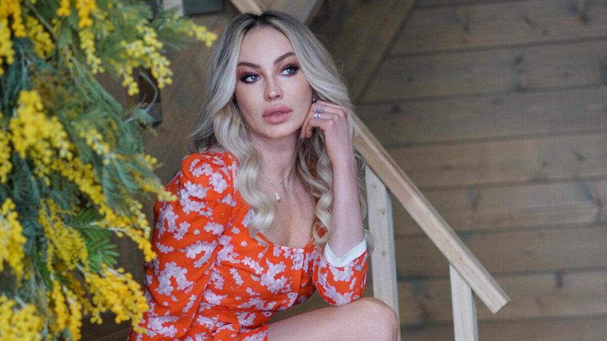 Алёна Николаевна САРОМЫЦКАЯ, врач дерматолог, косметолог высшей категории, диетолог, сертифицированный тренер ведущих европейских компаний, преподаватель кадавер курса Университета Максимилиана Людвига (Германия), член американской Ассоциации специалистов по лазерной хирургии ASLM, действующий спикер российских и международных конгрессов по эстетической медицине и косметологии, бьюти-эксперт ведущих федеральных СМИ