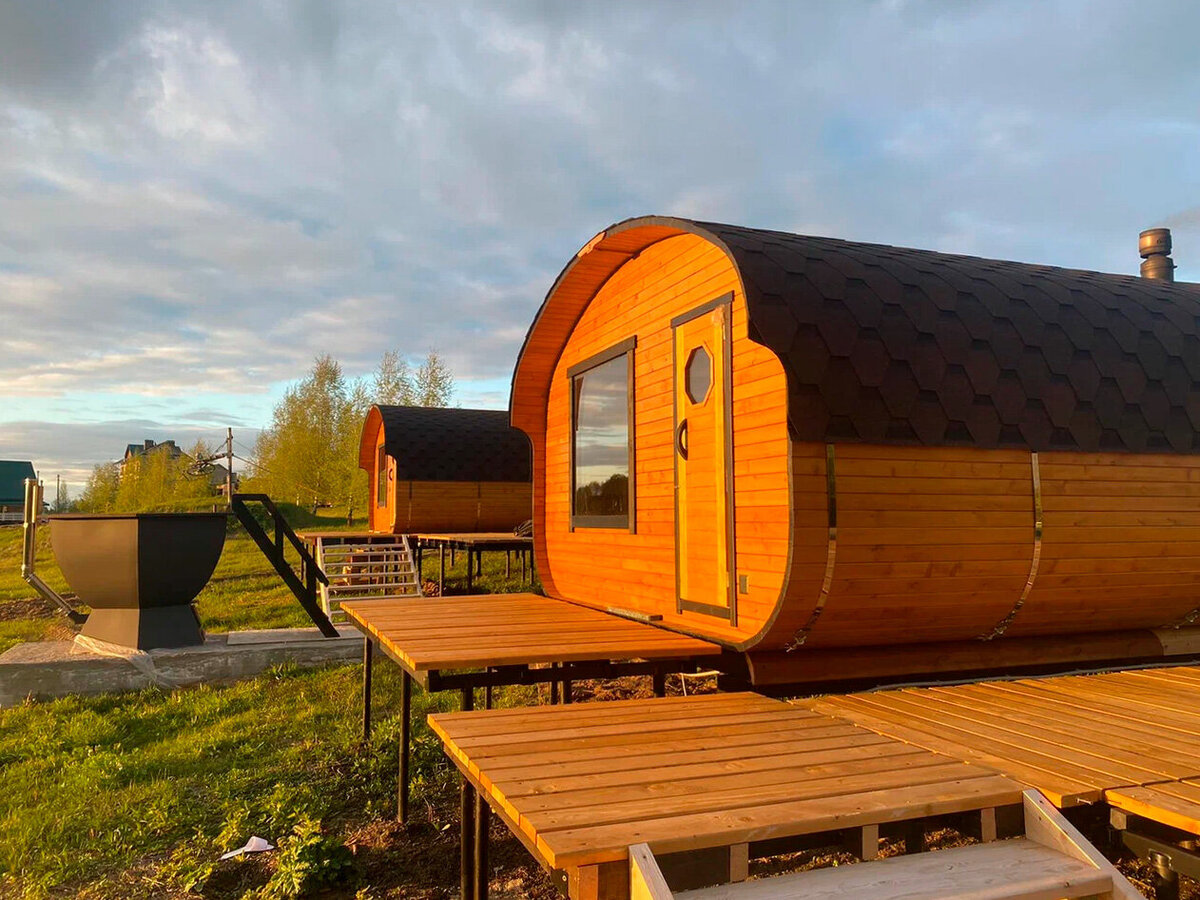 Рядом с домами — русские бани с чанами. Фото: Эко клуб NaFerme 3* / Яндекс Путешествия