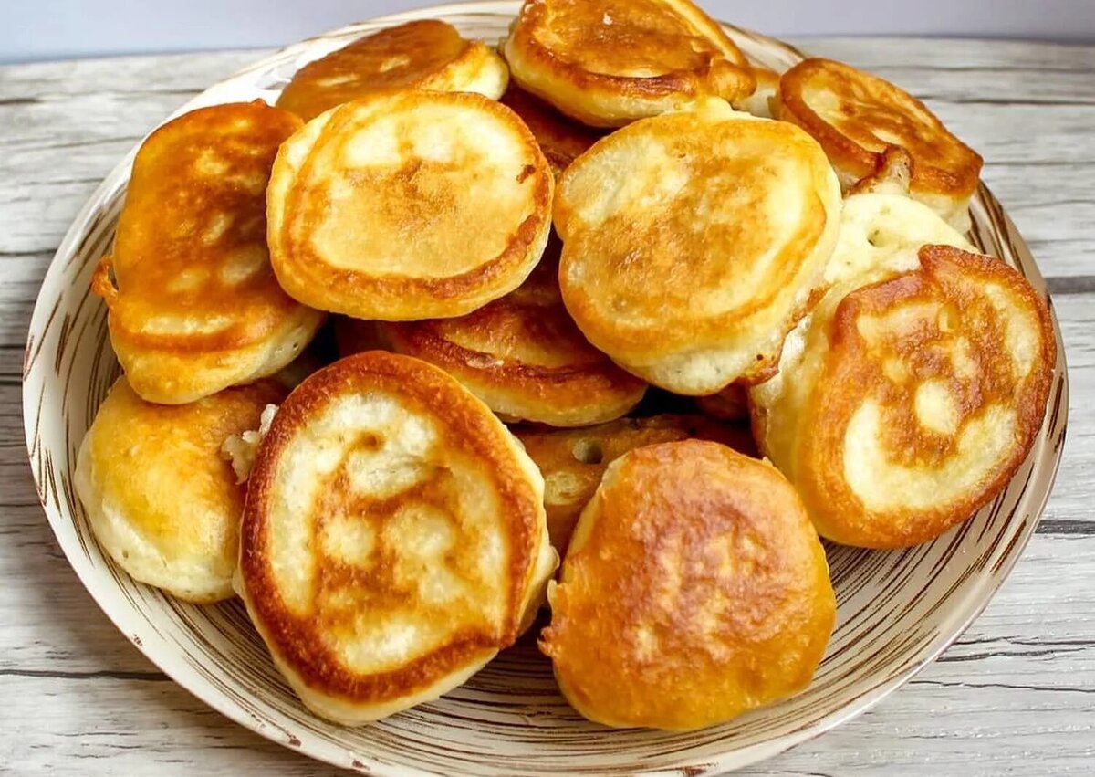 Самый простой рецепт пышных оладушек на кефире. Оладьи получаются воздушные и нежные.