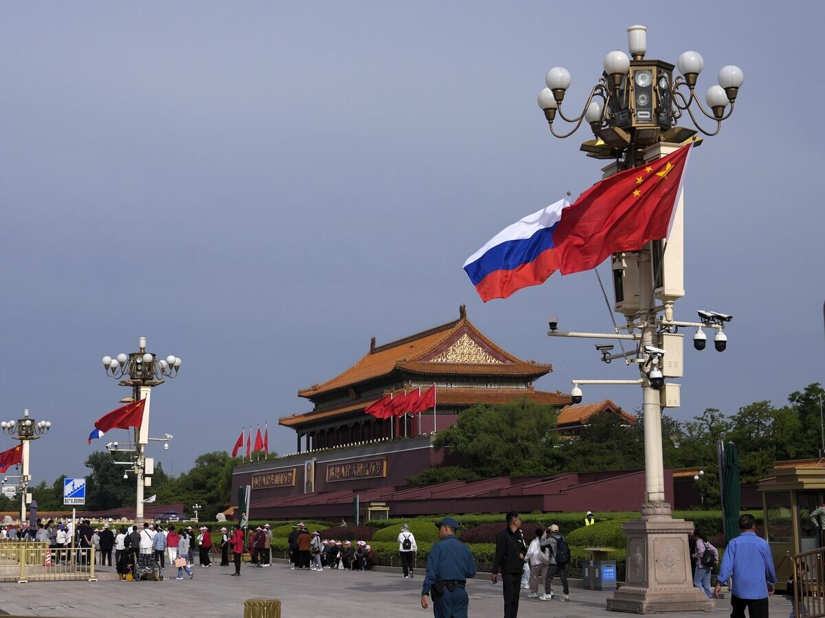   Флаги Росиии и Китая перед церемонией официальной встречи президента России Владимира Путина и председателя КНР Си Цзиньпина в Пекине© AP Photo / Andy Wong