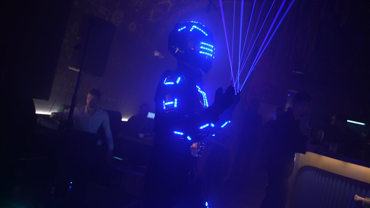 ЗАКАЗАТЬ СВЕТОВОЕ ШОУ НА ДЕТСКИЙ ПРАЗДНИК В МОСКВЕ Конечно! Для заказа светового шоу с роботом и лазерами на детский праздник в Москве вам нужно связаться с агентством или командой, специализирующейся на организации подобных мероприятий. Поищите на специализированных сайтах или спросите рекомендации у знакомых. При обсуждении услуги обязательно уточните все детали, чтобы получить лучшее и эксклюзивное шоу для вашего мероприятия. Уверен, что вашим гостям будет представлено захватывающее и незабываемое шоу!
Для заказа красивого, зрелищного и эксклюзивного шоу на детский праздник с использованием лазеров вам следует обратиться к специализированным агентствам или командам артистов, предоставляющим подобные услуги. Поискать такие услуги можно на специализированных платформах в интернете или обратиться к знакомым за рекомендациями.
Важно обсудить все детали и пожелания относительно представления, чтобы получить максимальное удовольствие от шоу. Я уверен, что красивое представление с использованием лазеров придется по вкусу как детям, так и их родителям, и станет незабываемым событием!
