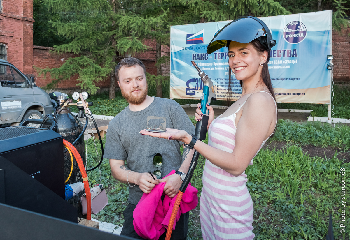 На открытой площадке аппарат лазерной сварки