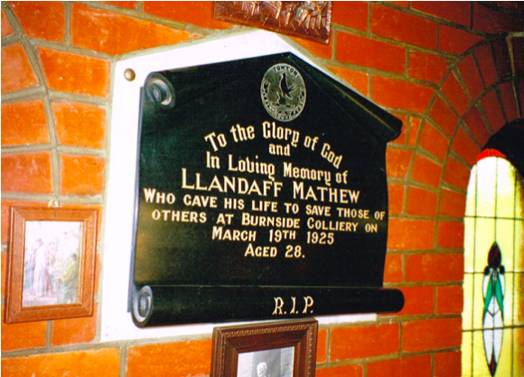 Мемориальная табличка в церкви в память о Лландаффе Мэтьюз 
