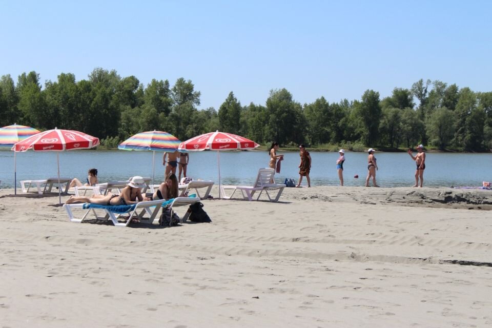    Пляж на острове Помазкин. Источник: пресс-служба мэрии Барнаула