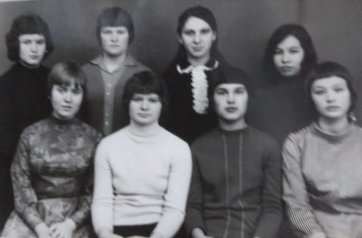 Старшеклассницы. Я здесь, как кормящая мать. А Тамара, вообще, получилась плохо.